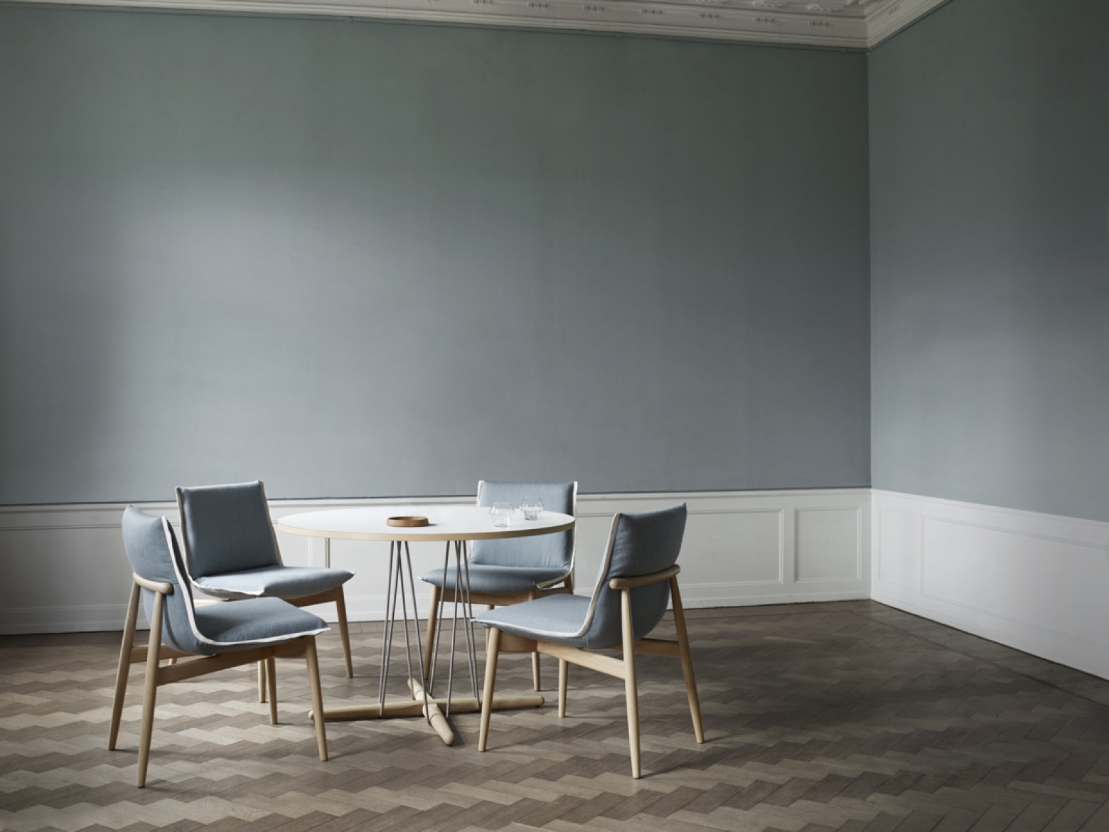 Embrace dining chair met Embrace dining table: NIEUW  Victors Design Agency