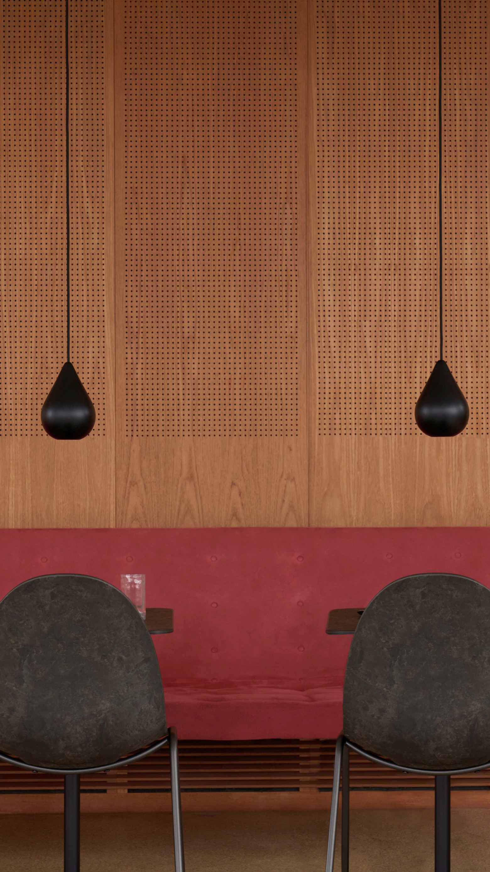 Eternity Chair en eikelvormige Mater lampen, LIUKU BASE genaamd...  Victors Design Agency