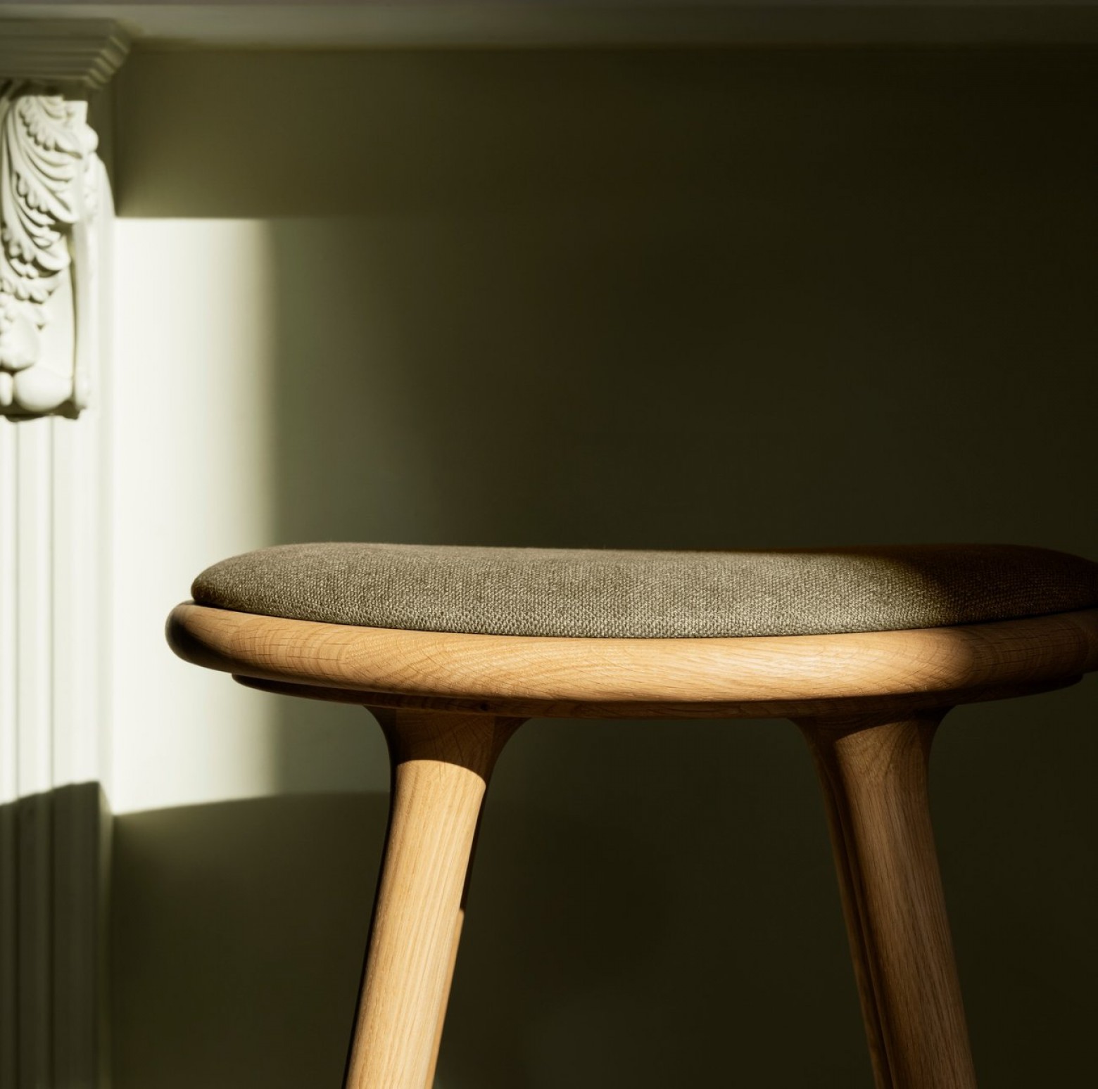 Nieuwe stoffen, nieuw leder, … voor de High Stool collecte Victors Design Agency