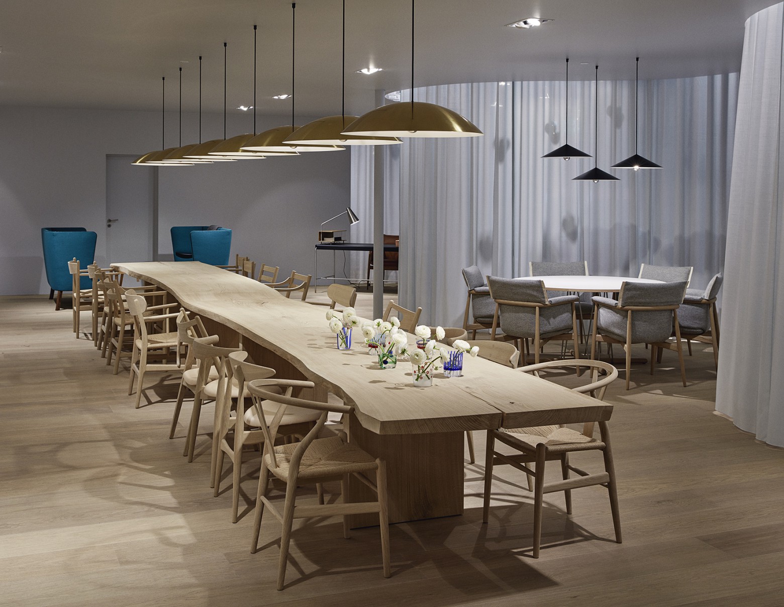 Carl Hansen & Son stoelen collectie op een rijtje in Milaan...  Victors Design Agency