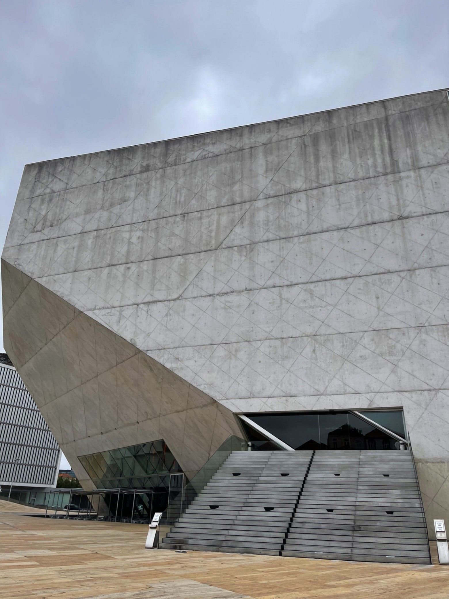 Visueel imposante toegang van Casa Da Musica in Porto  Victors Design Agency