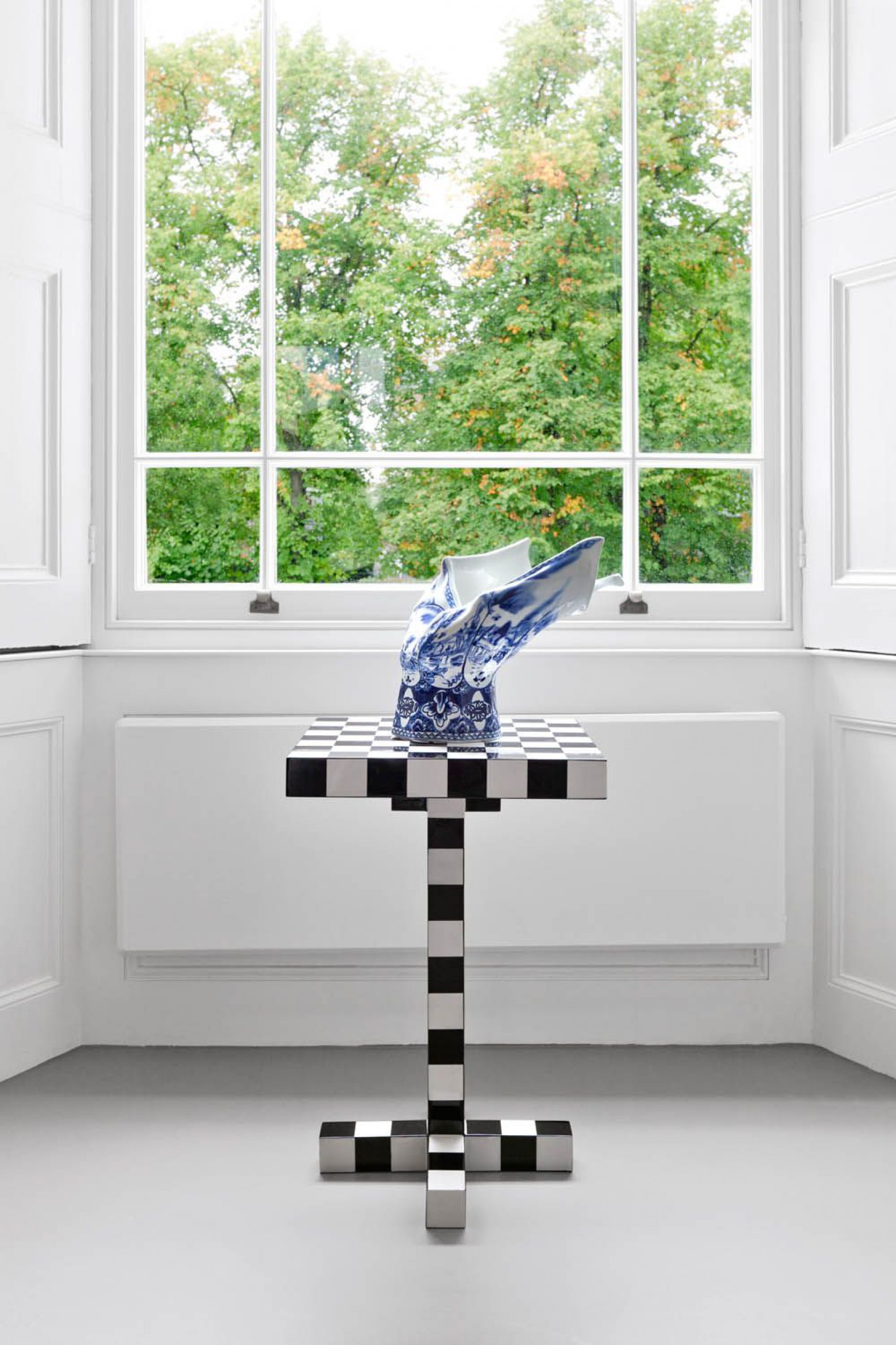 Blow Away Vase op Chess tafel, Moooi collectie.  Victors Design Agency