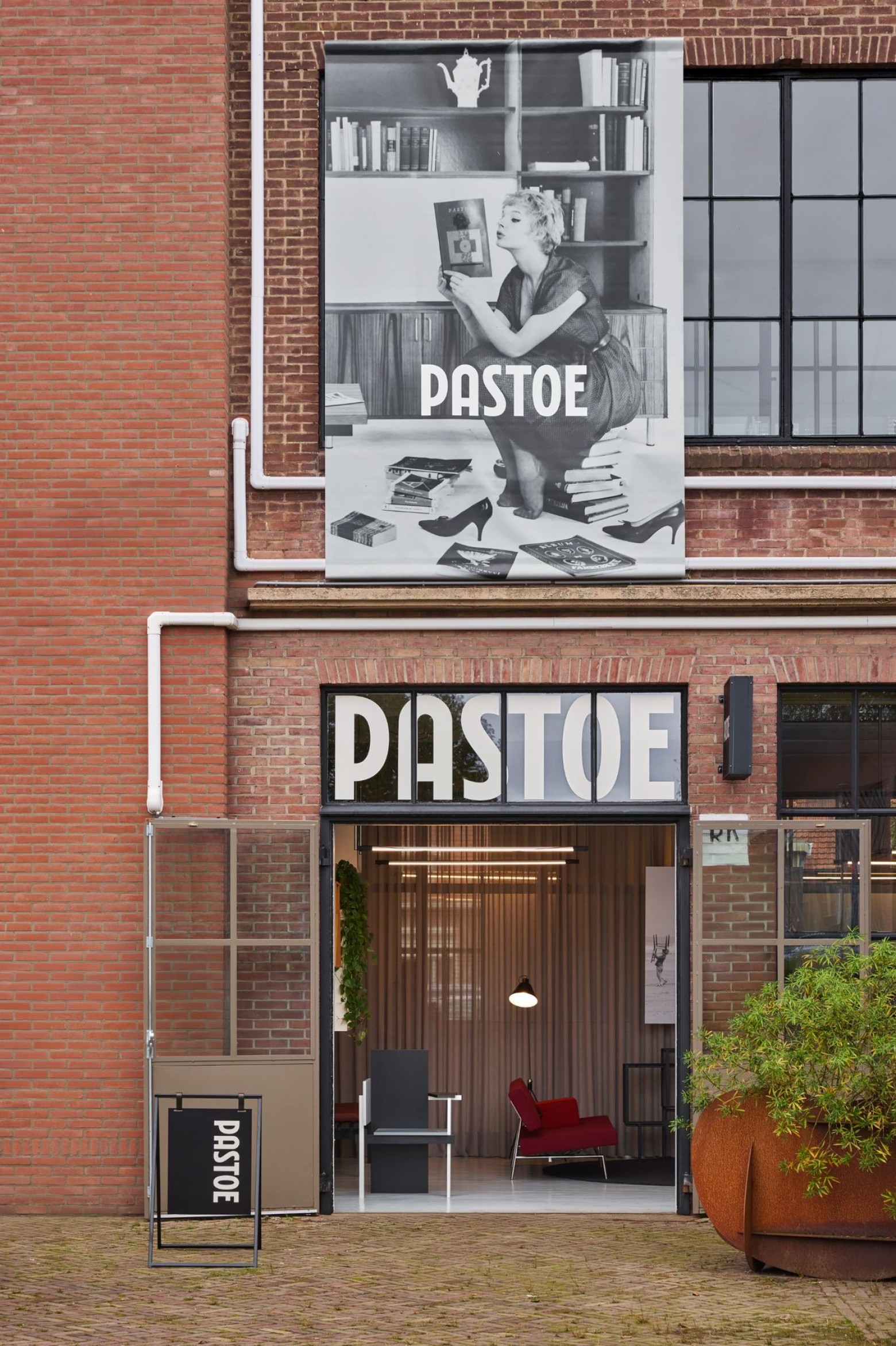 De gevel van de Pastoe showroom In Eindhoven  Victors Design Agency