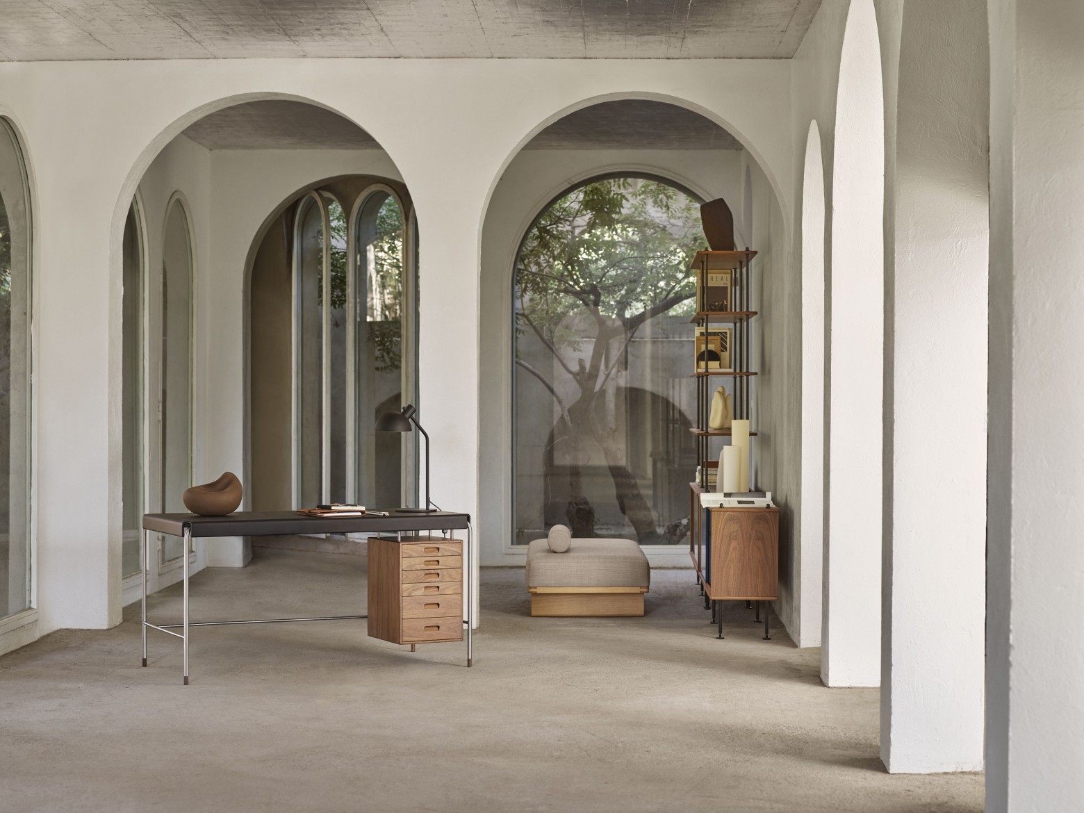 Society Table (begrijp: buro) van Arne Jacobsen uit 1952 Victors Design Agency