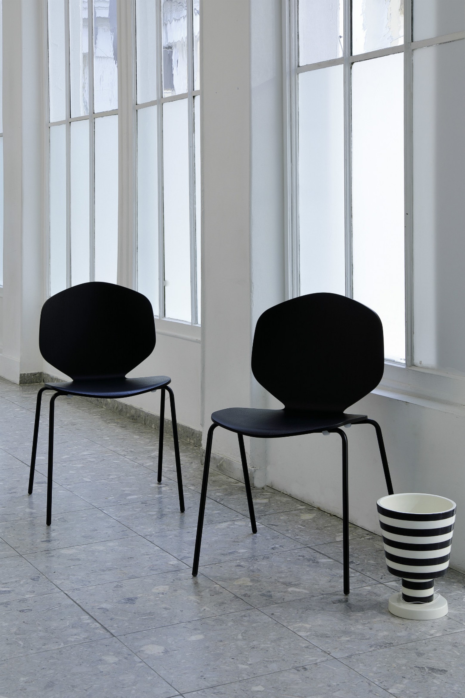 Loulou chair zwart Victors Design Agency
