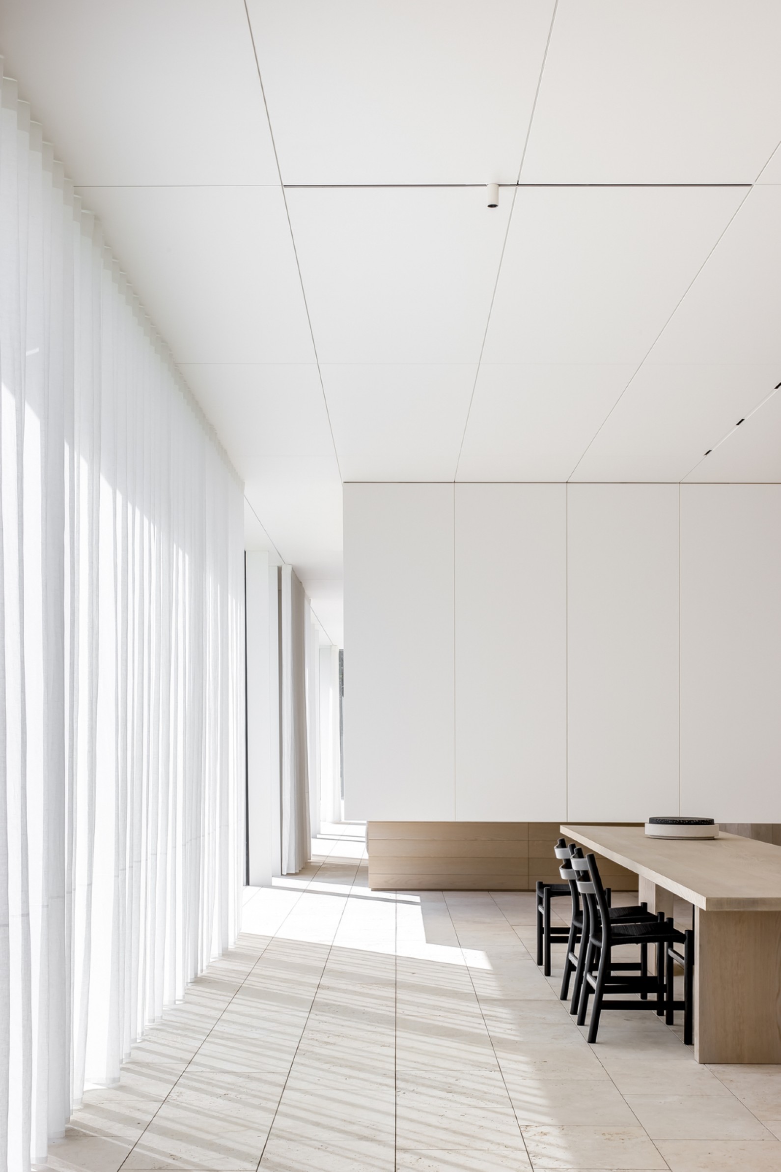 Hans J Wegner stoelen in de Minus showroom in Poperinge 