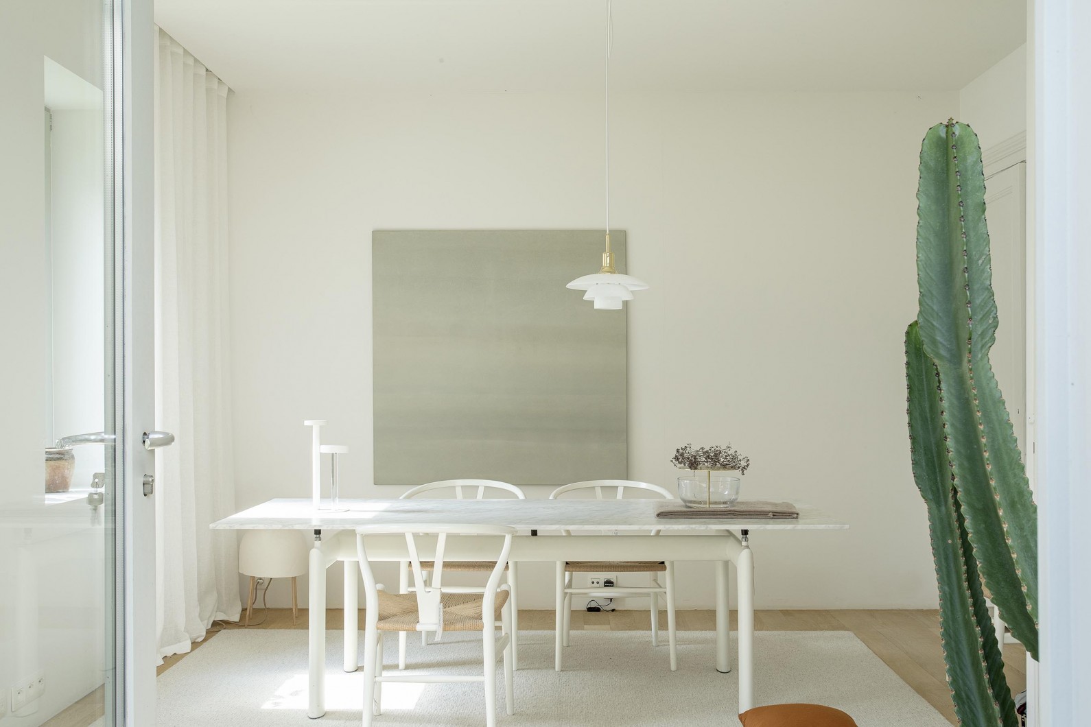 Zomers licht interieur met de iconische CH24 in de witte kleur 