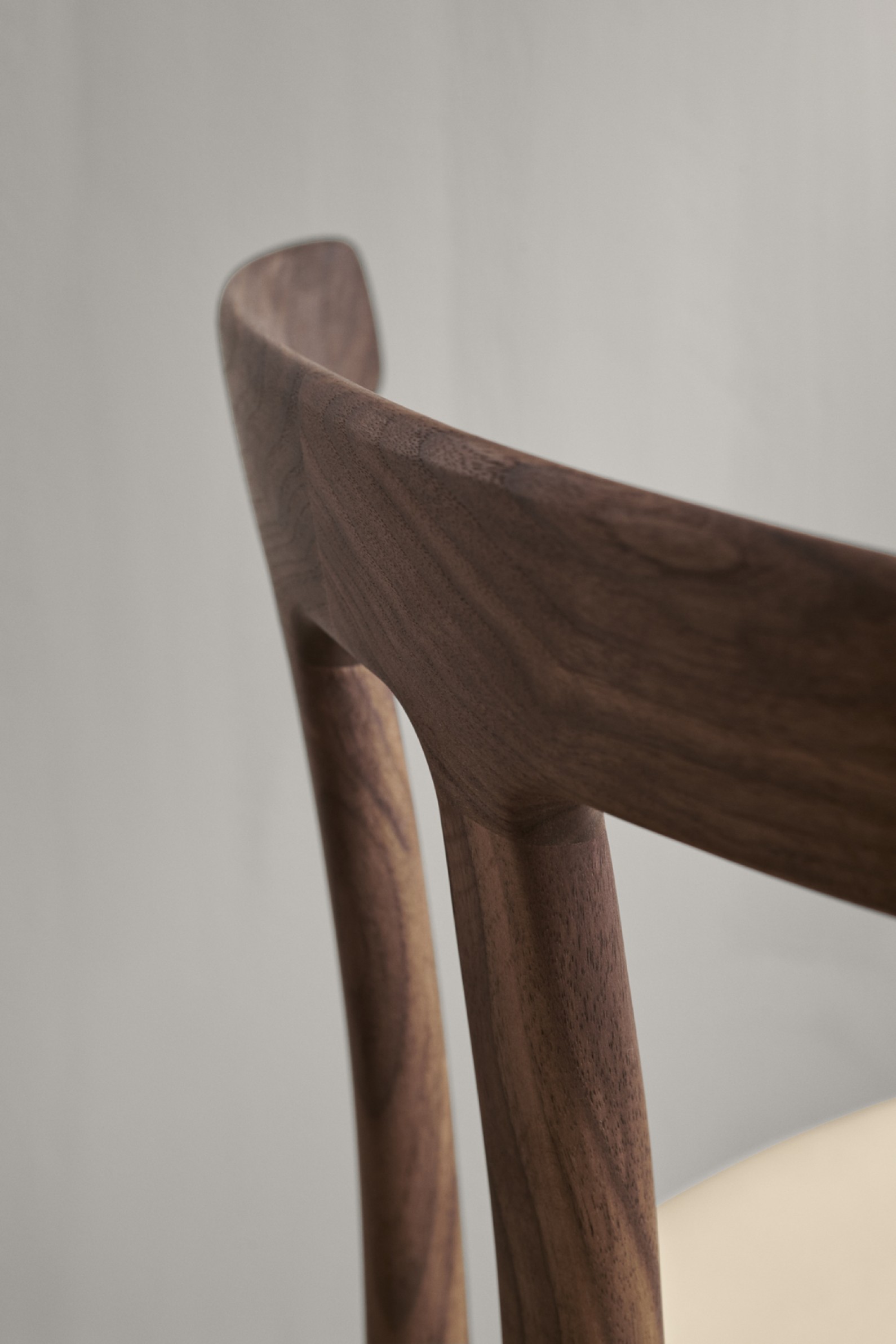 Detailbeeld sculpturale rug en poten (notelaar)  