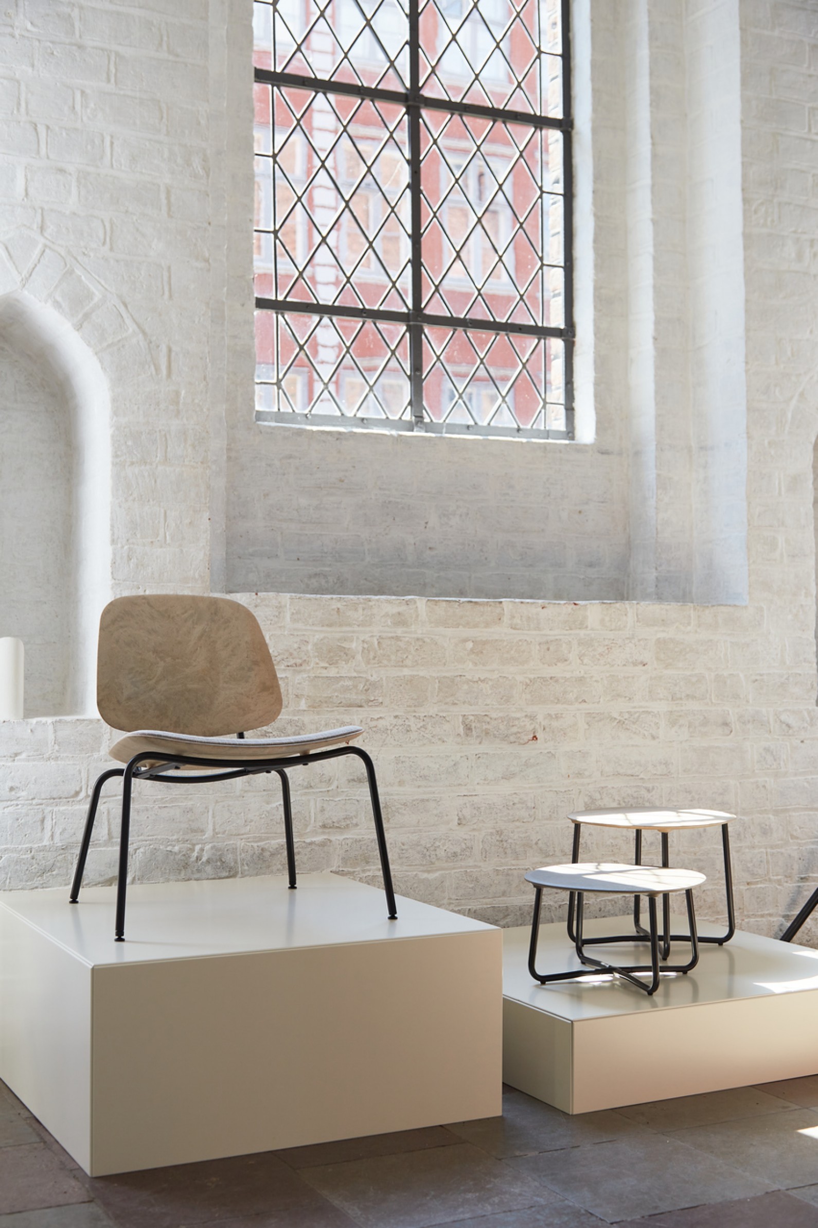 NIeuw: de Compound chair en Lily tables, door OEO studio
