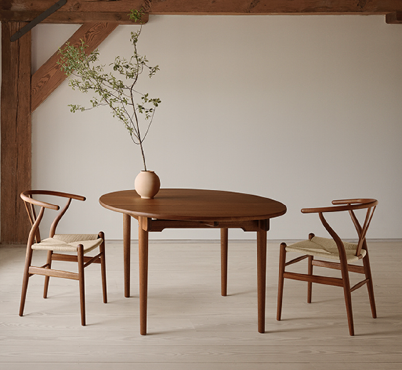 CH24 Wishbone stoel en CH337 tafel