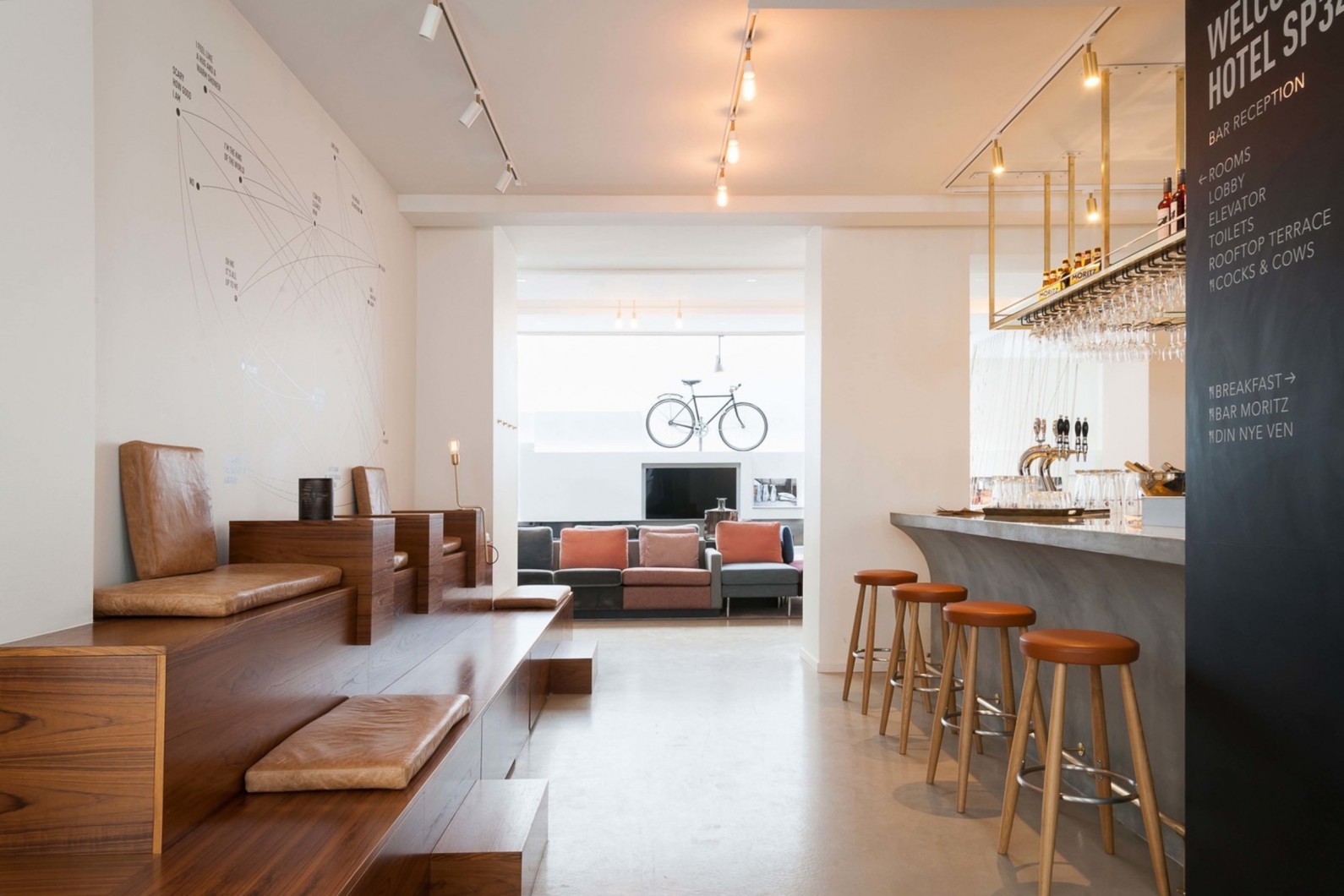 Bar/ receptie / ingang van SP34: met Wegner barstools 