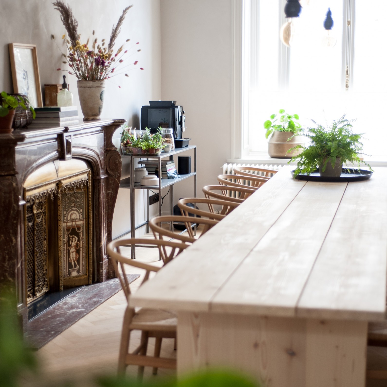 iconische Wishbone chair in B'Guest, Brugge 