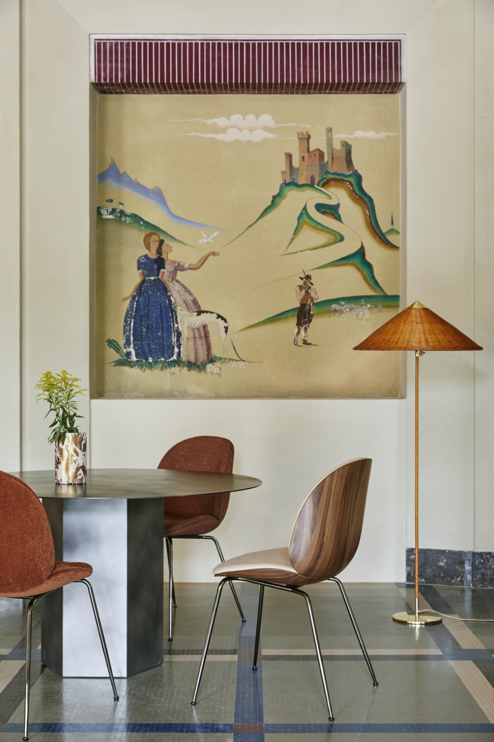 Nieuw: Gubi dining chair met rug in 3D notelaar (of eik) fineer 