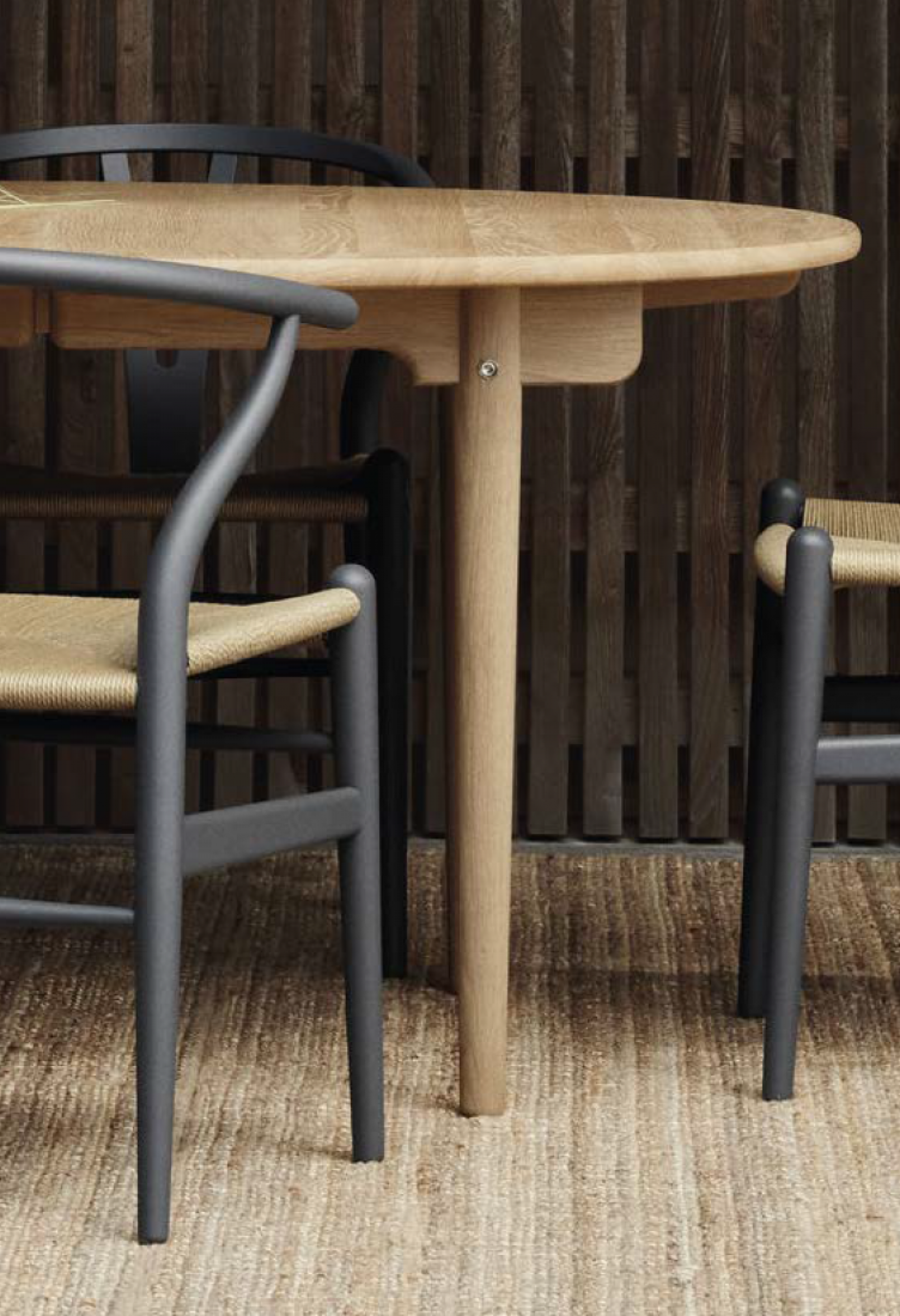 CH337 tafel eik geolied - CH24 matte versie soft grey met naturel papierkoord