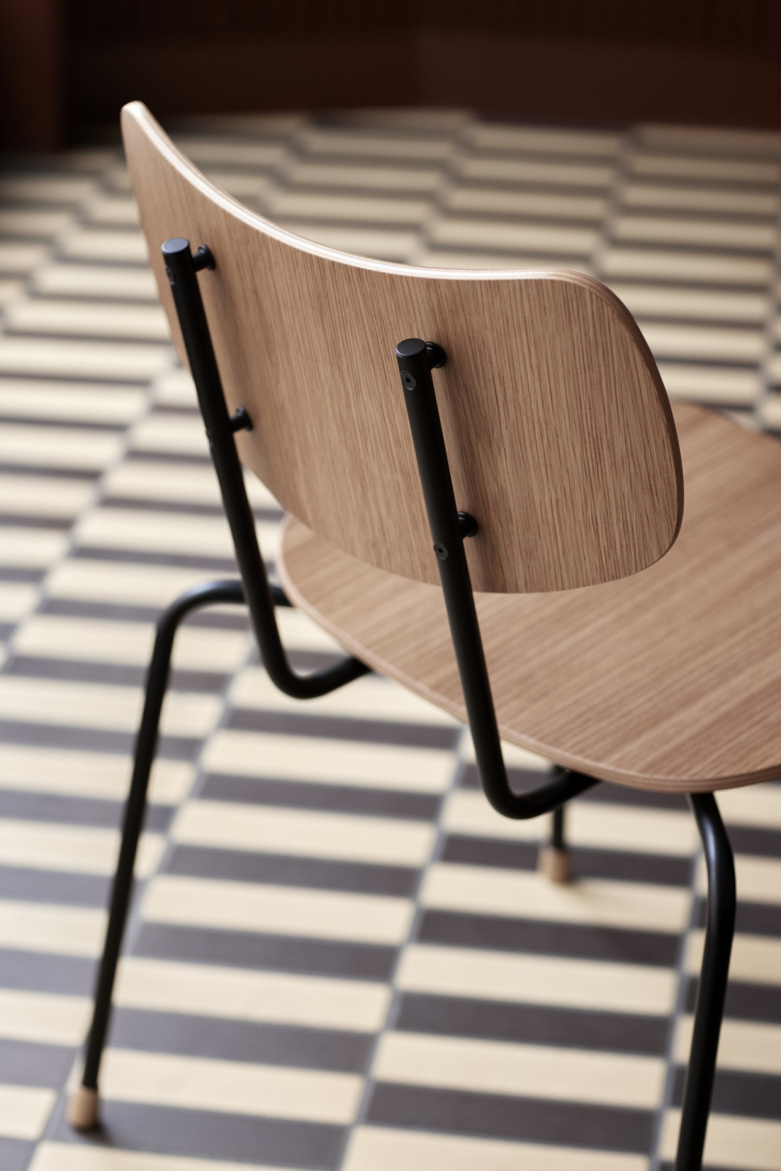 Rug in geppoedercoat staal met massie hoten voetdopjes 