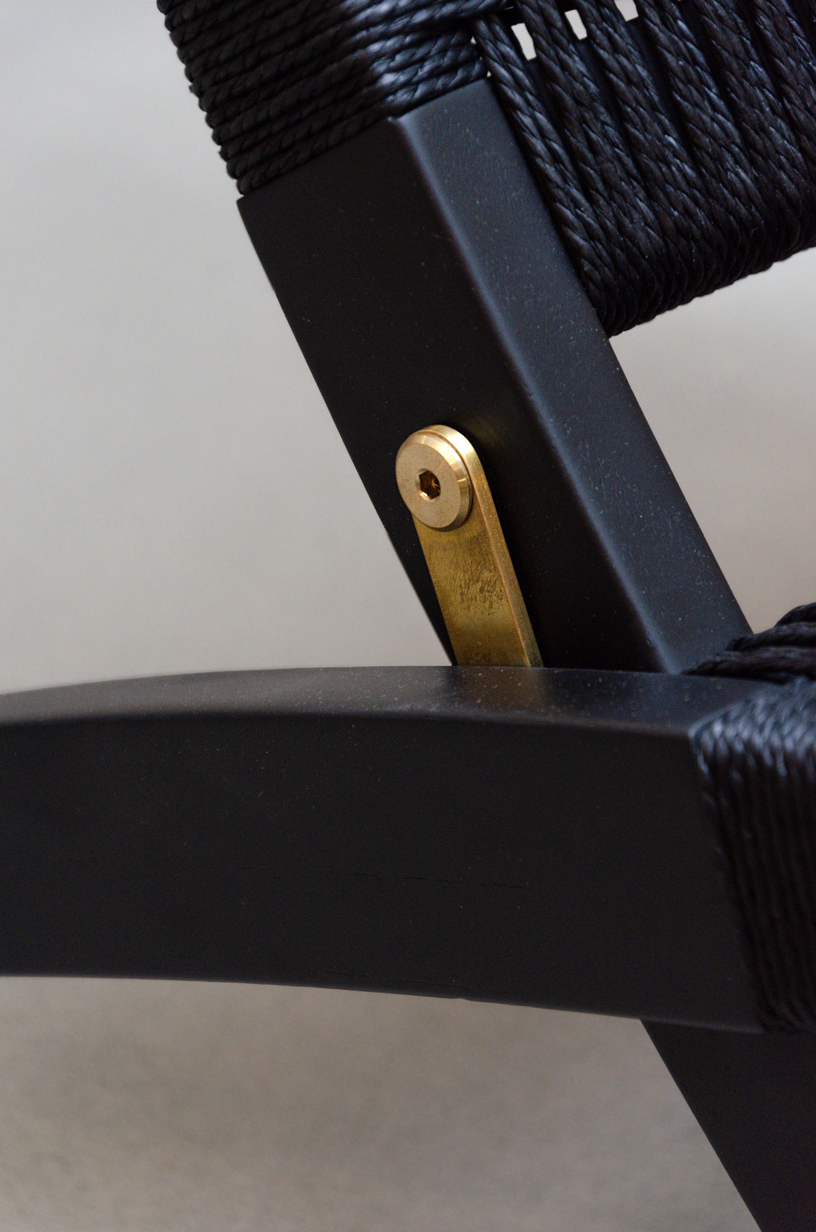 Zwarte Cuba Chair met scharnier in messing 