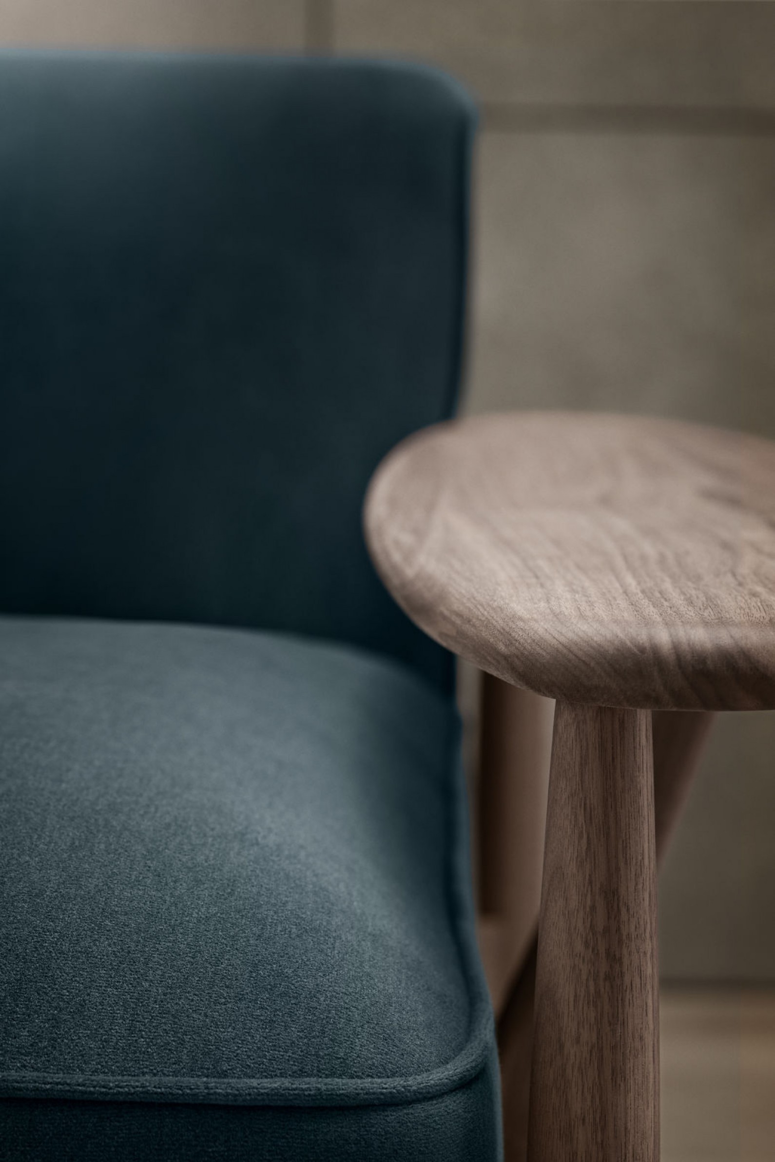 Sculpturale armleuning van de EMBRACE Sofa van EOOS (Carl Hansen & Son collectie) 