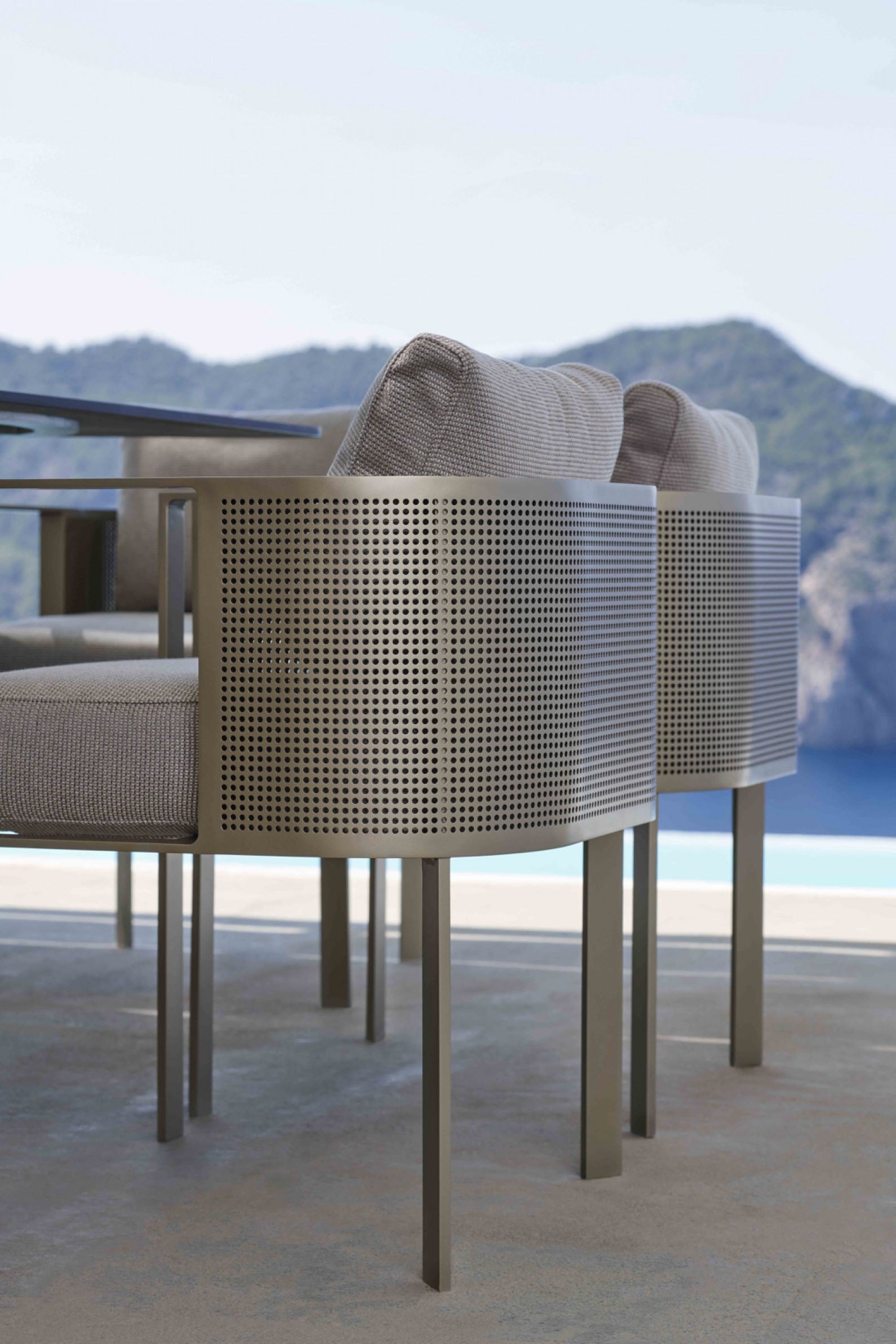Zijaanzicht Solanas stoelen - Gold