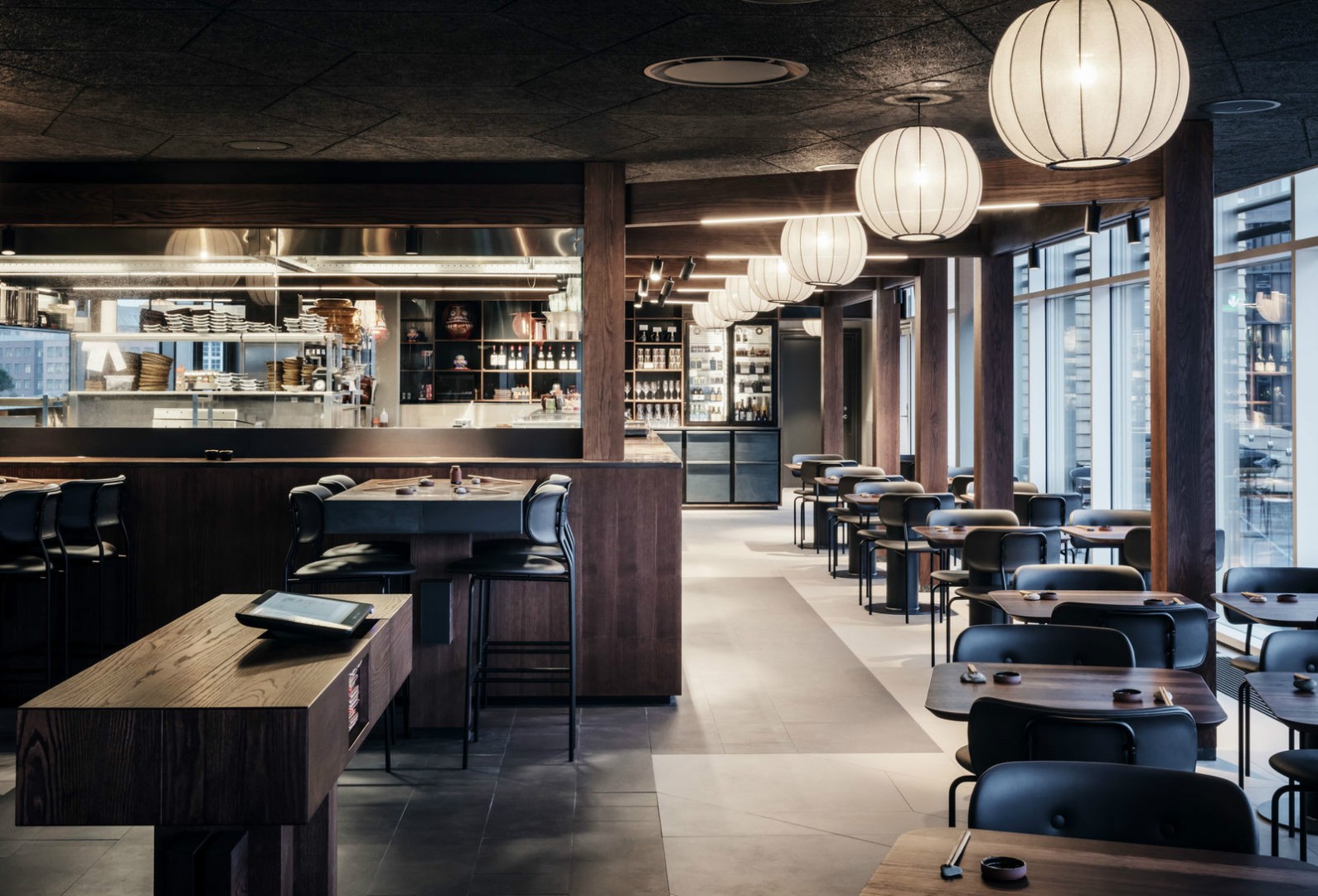 Sticks 'n Sushi Restaurant in Copenhagen met COCO stoel 