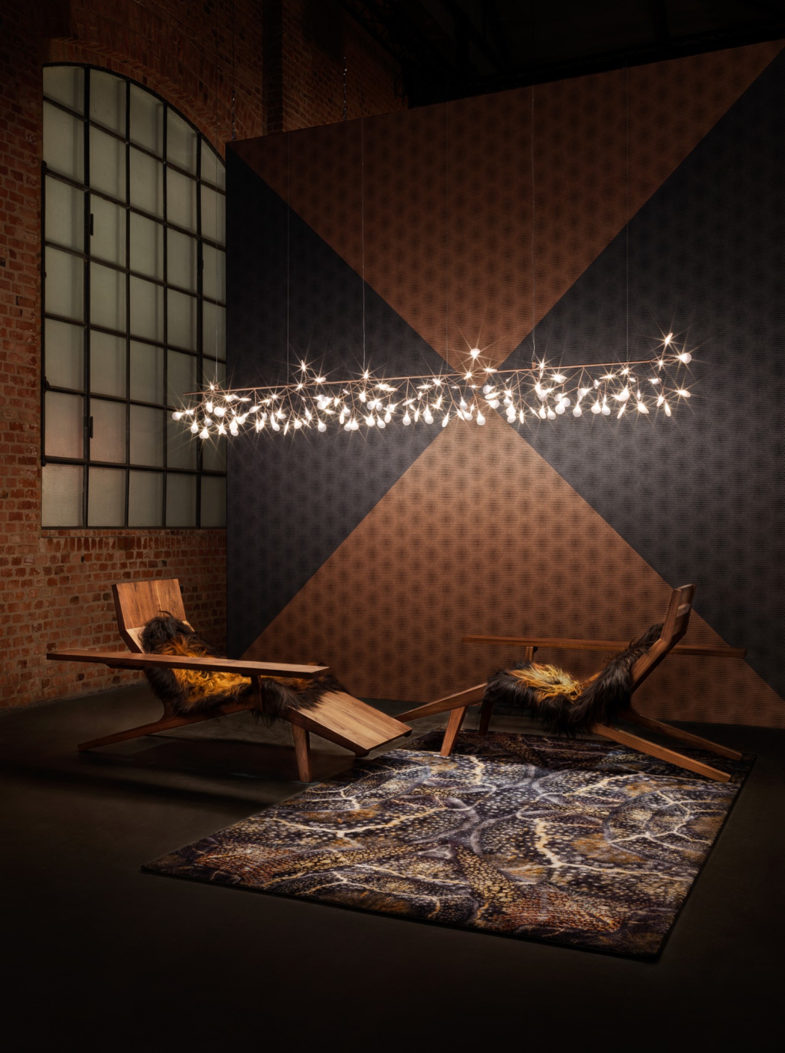 De Liberty Lounger (foto April 2018, Milano)  en de Heracleum Endless lampen 