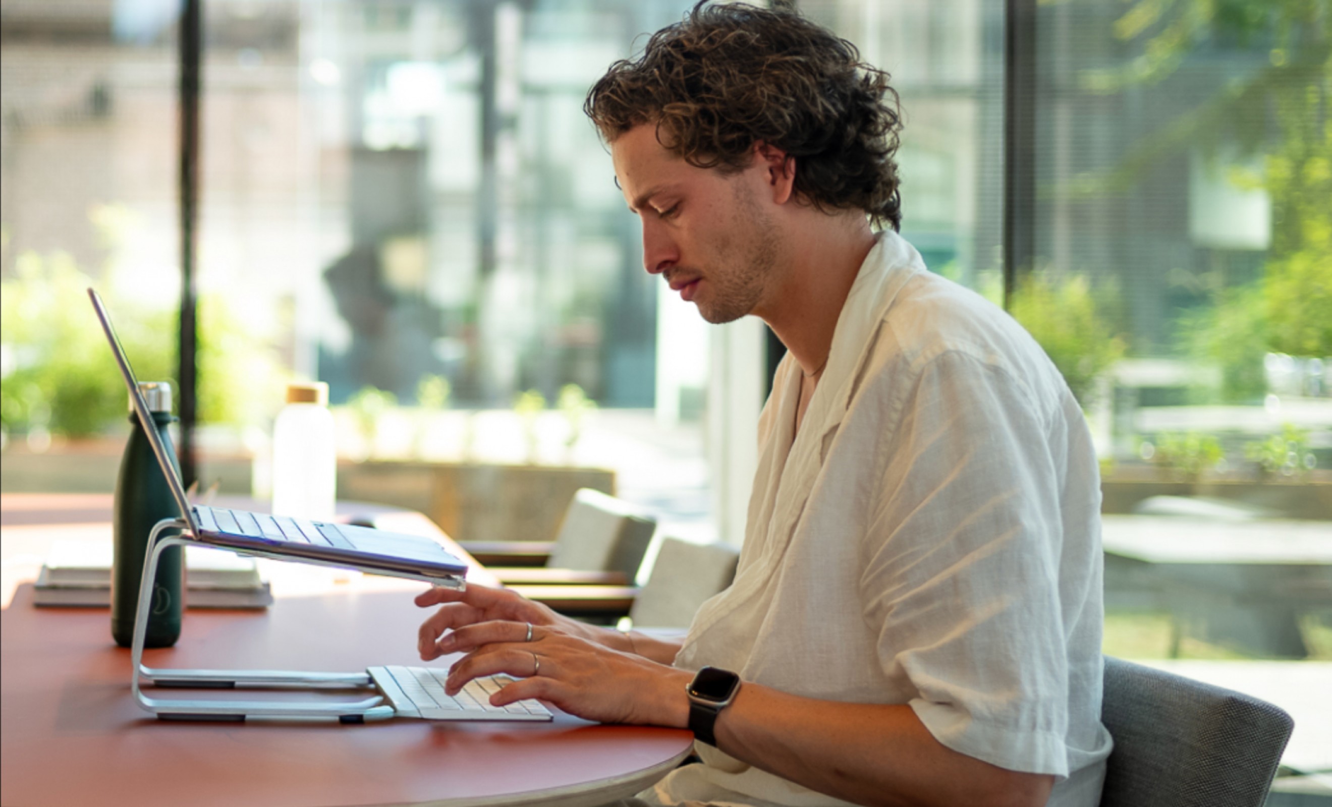 Aan het werk aan een tafel, zittend op Martin Visser stoelen  Victors Design Agency