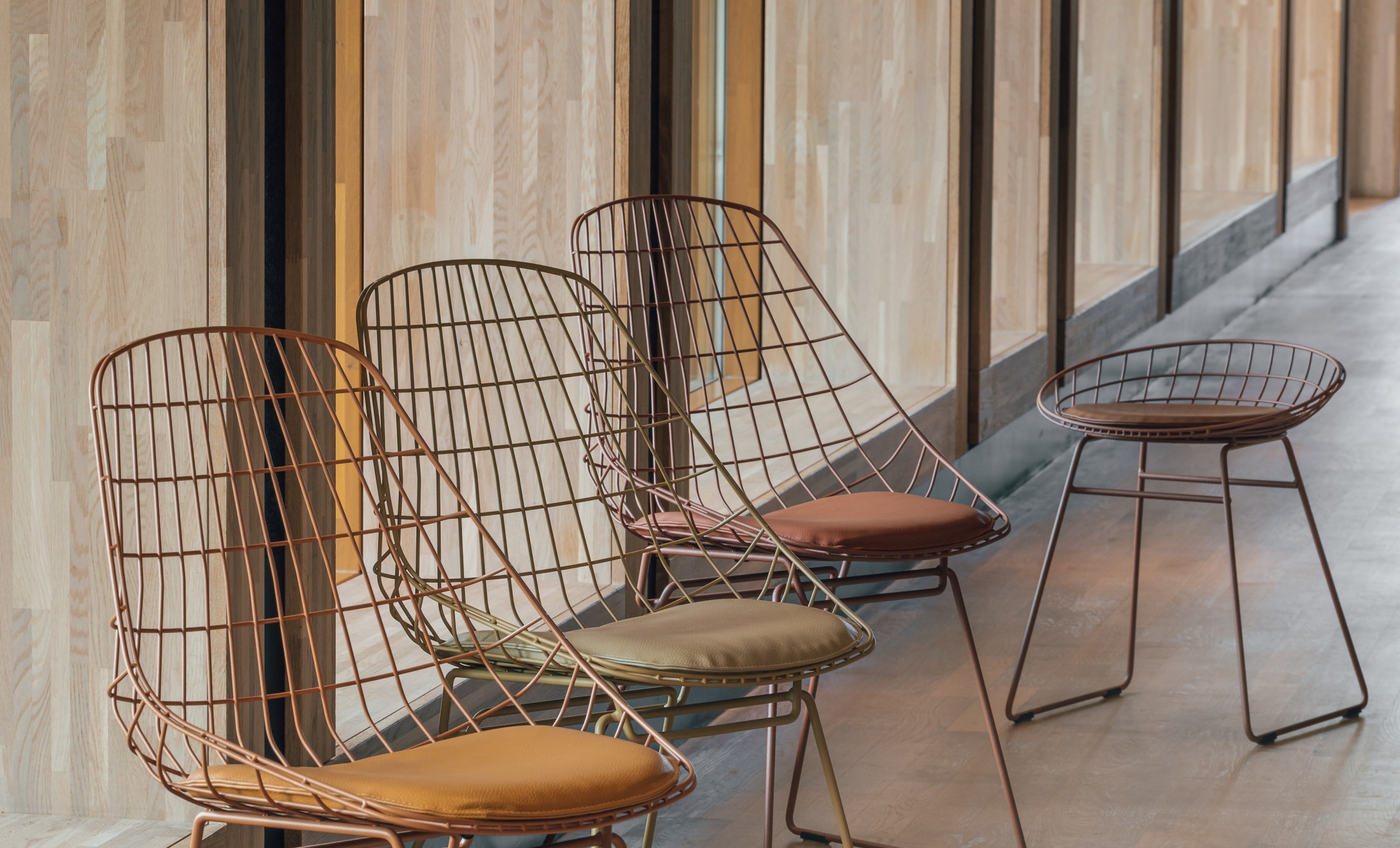Wire dining chairs in speciek gekozen kleur Victors Design Agency