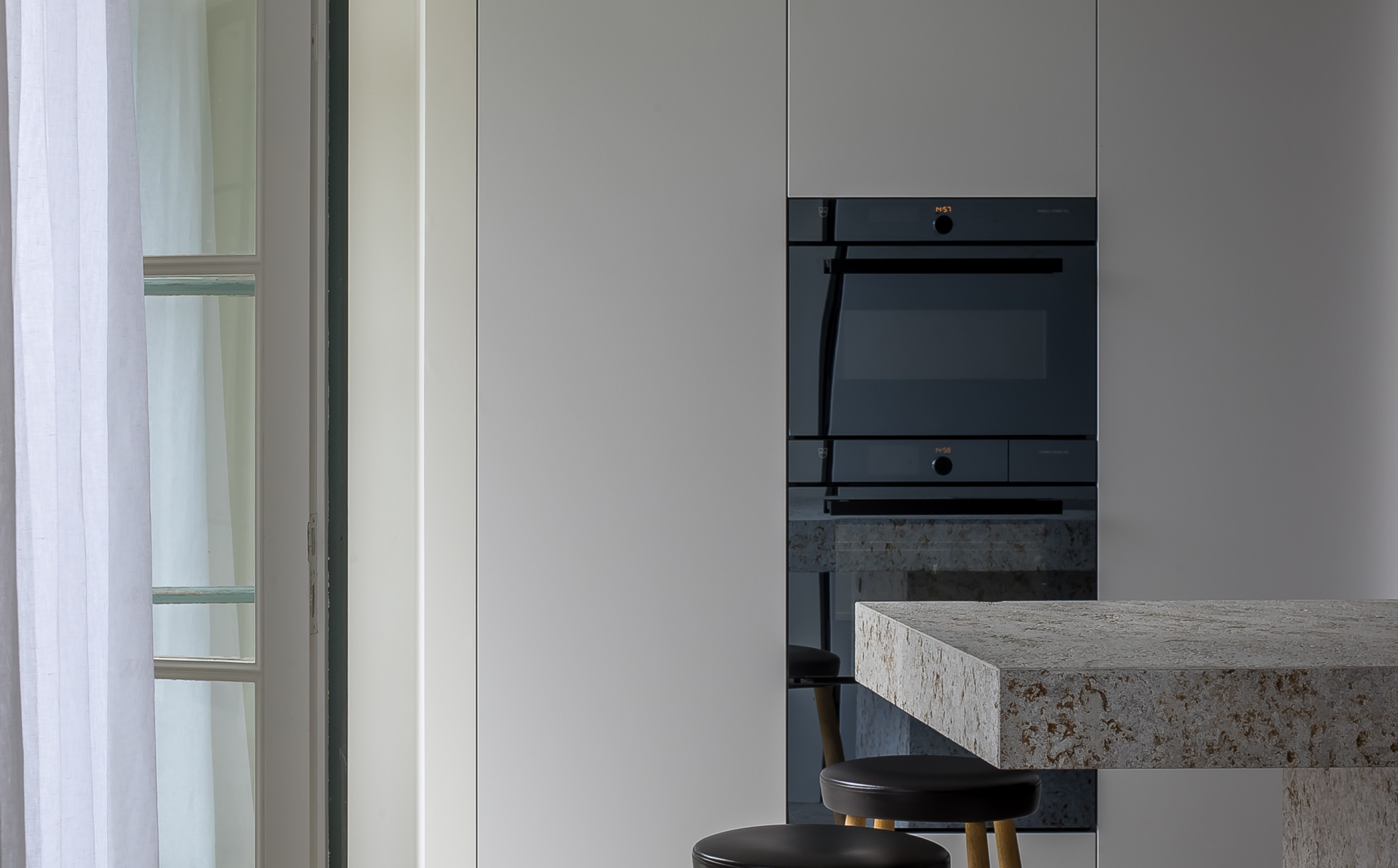 CH56/CH58 Wegner barstoelen: zit in leder, frame in massief hout  Victors Design Agency