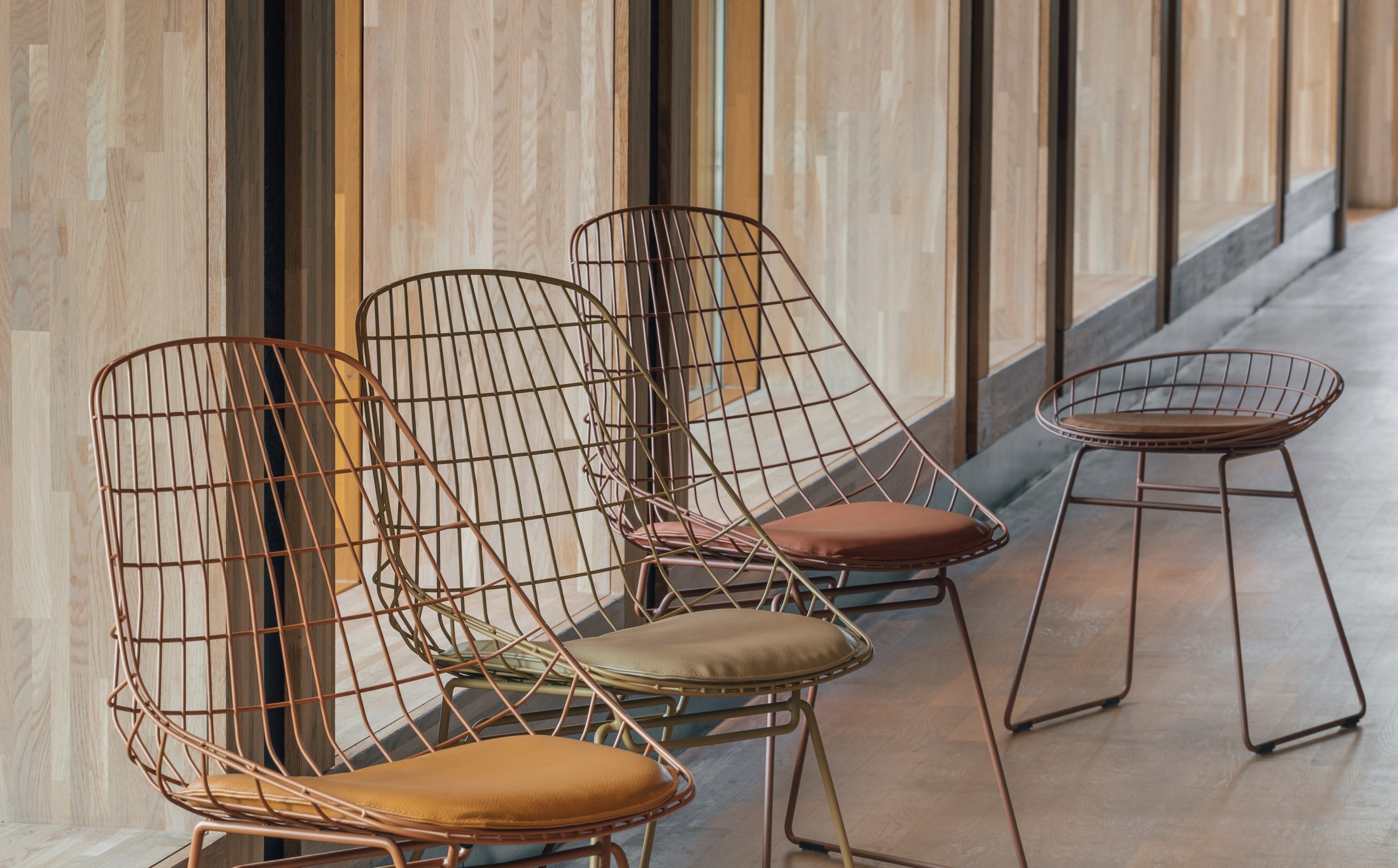 Wire dining chairs in speciek gekozen kleur Victors Design Agency