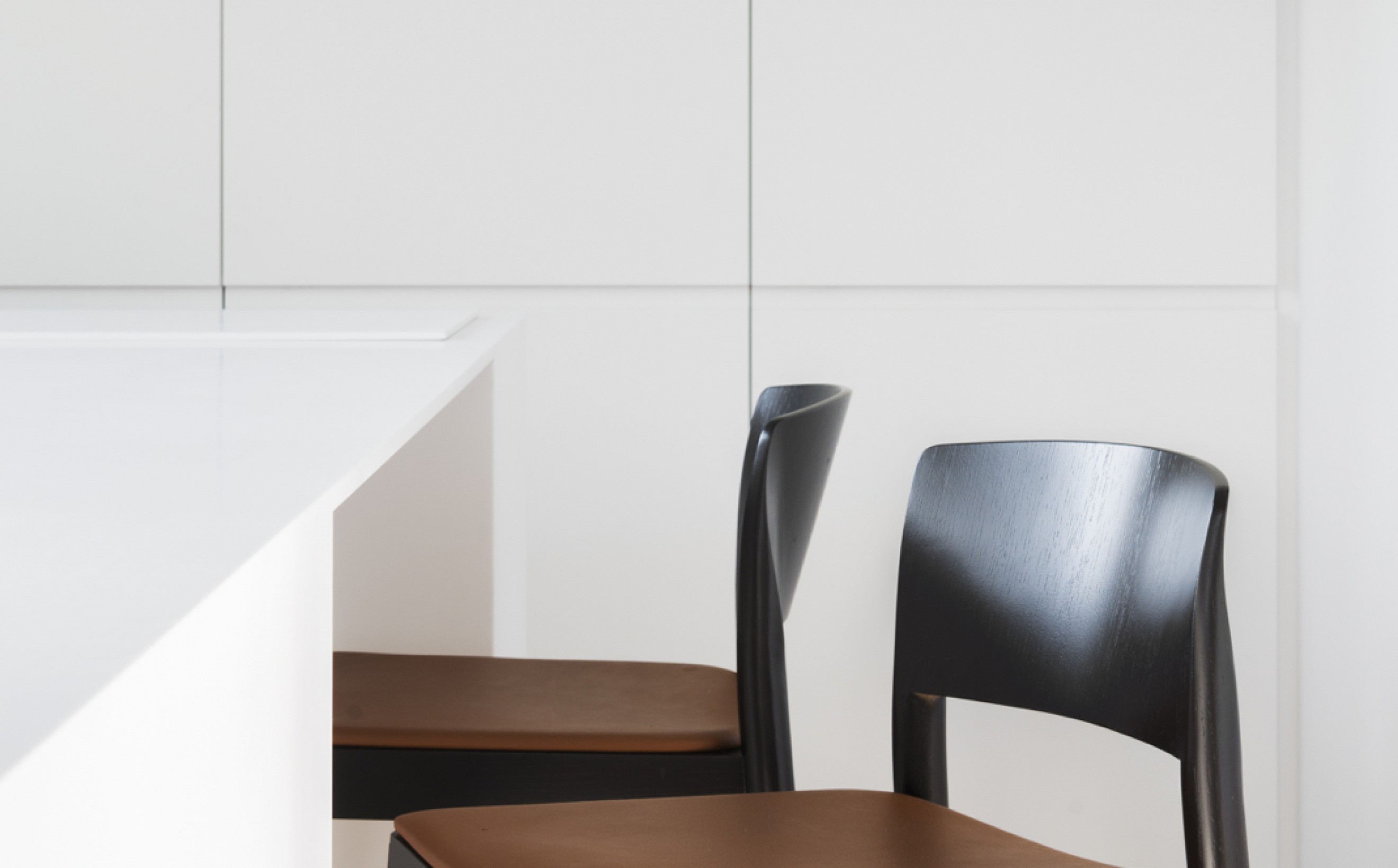 Grace barstool zwart hout lederen zit zithoogte 63 cm of 79 cm Victors Design Agency