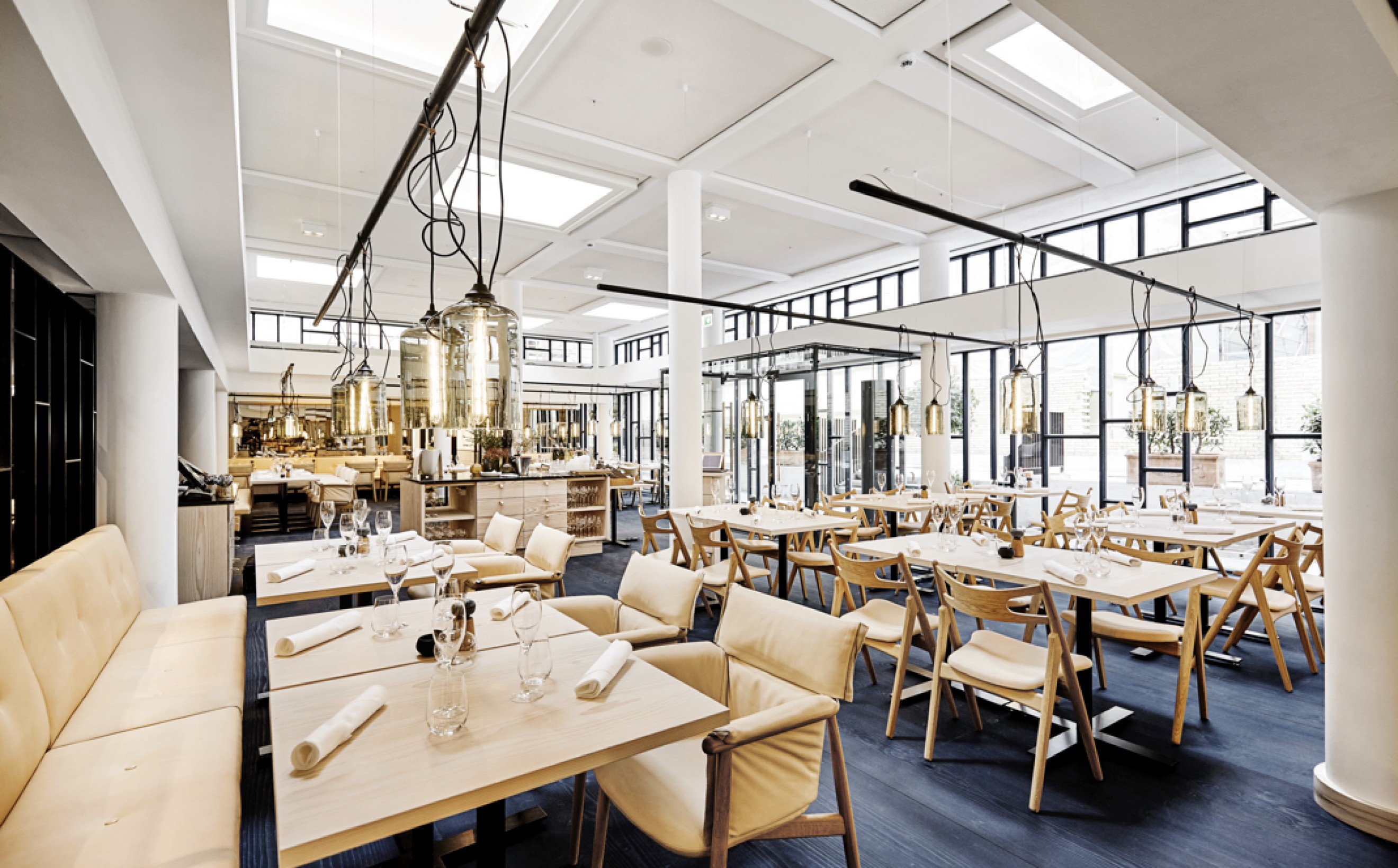 Het Nobis restaurant met de Sawbuch Chair CH29 en de eigentijdse Embrace Chair Victors Design Agency