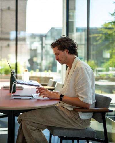 Aan het werk aan een tafel, zittend op Martin Visser stoelen 