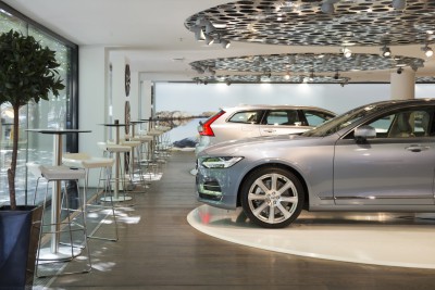 Swedese ibarstoelen wit leder in Volvo showrooms. 