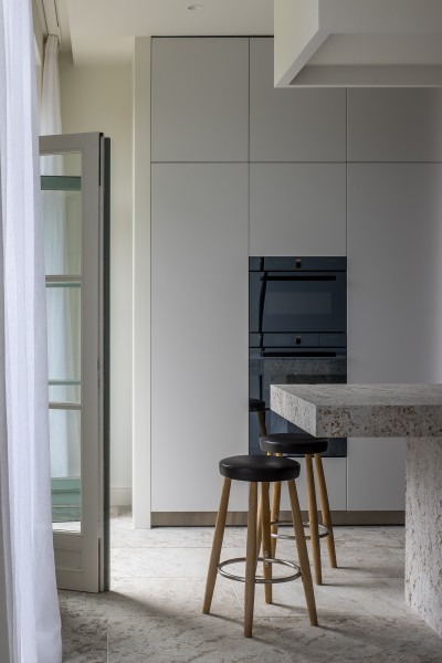 CH56/CH58 Wegner barstoelen: zit in leder, frame in massief hout 