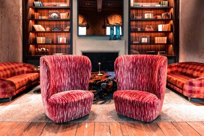Twee GUBI Stay Lounge Chair - High Back als pronkstuk in de haardkamer