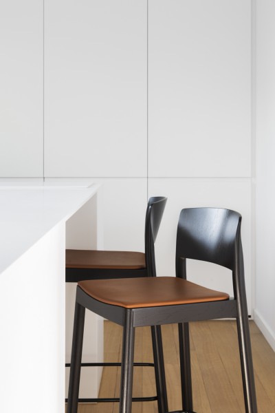 Grace barstool zwart hout lederen zit zithoogte 63 cm of 79 cm