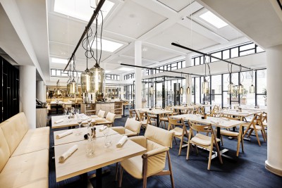 Het Nobis restaurant met de Sawbuch Chair CH29 en de eigentijdse Embrace Chair