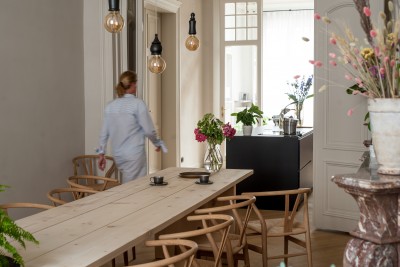 Stijvol, hedendaags tafelen, zittend op de CH24 Wishbone chair 