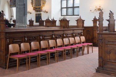 Kleur van de GRGRACE stoel werd aangepast aan bestaande, historische kerkinrichting