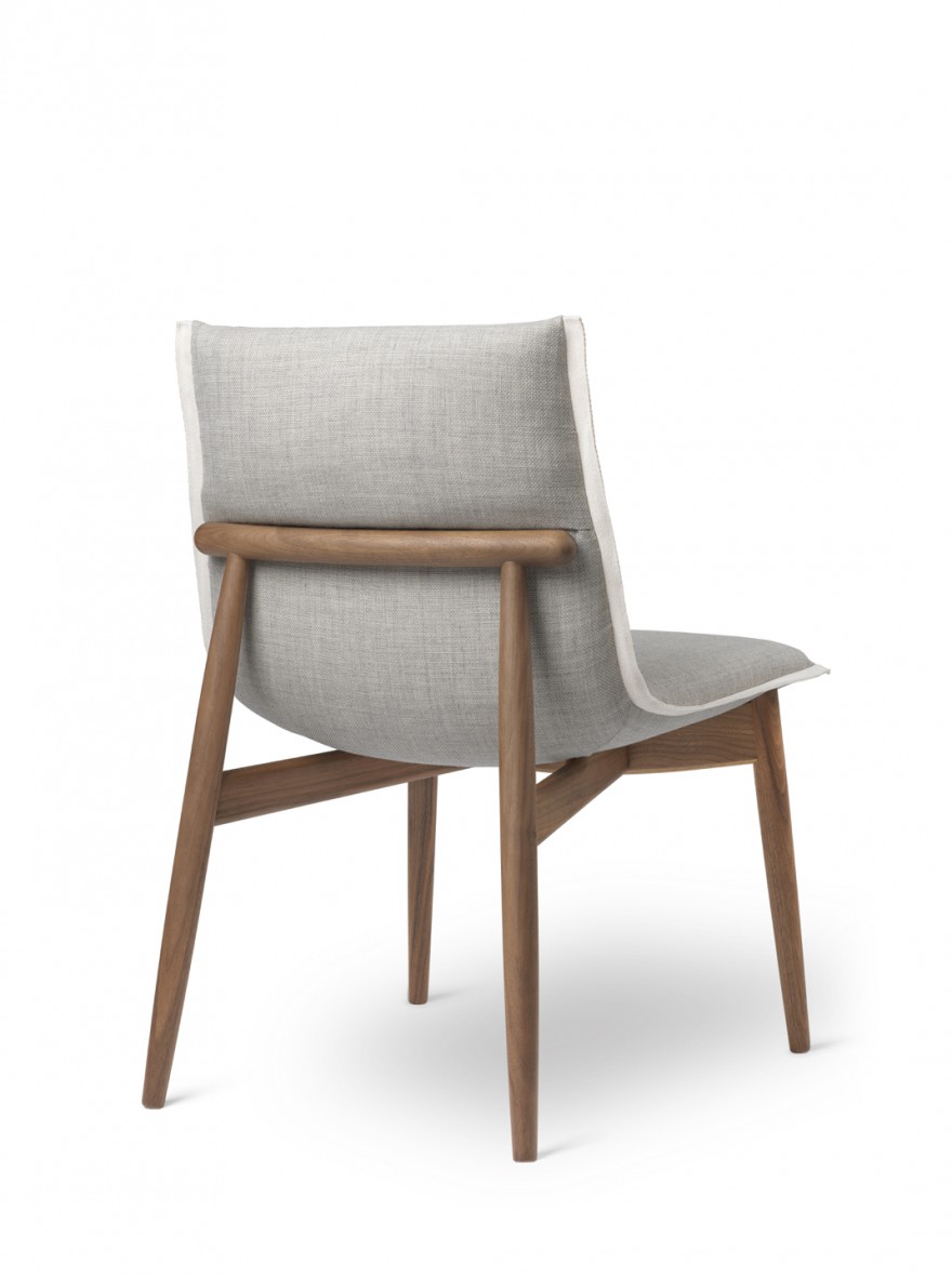Embrace chair zonder armleuningen met frame in notelaar 