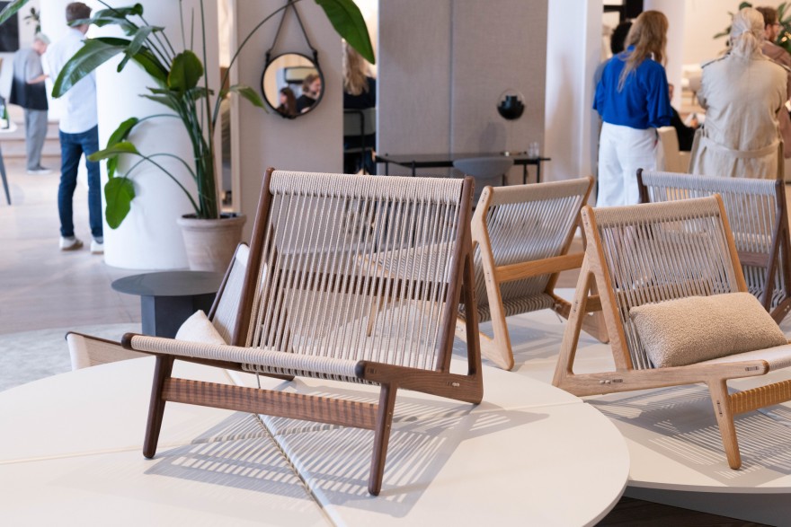 MR01, Initial Chair in notelaar  en eik. GUBI collection 