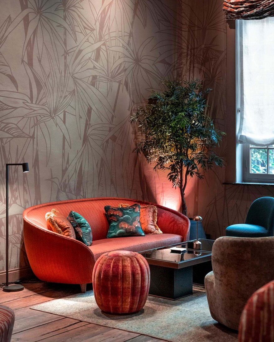Een samenspel van GUBI Revers Sofa, Tail en Stay in de haardkamer