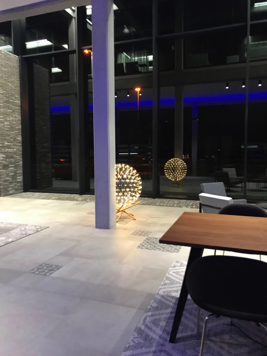 Raimond Floorlamp: innovatieve verlichting in wereld vermaard opleindingscentrum langs de snelweg