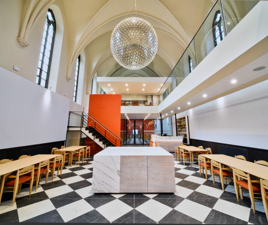 Raimond hanglamp (MOOOi) als centrale 'eye catcher' in hedendaagse event ruimte 