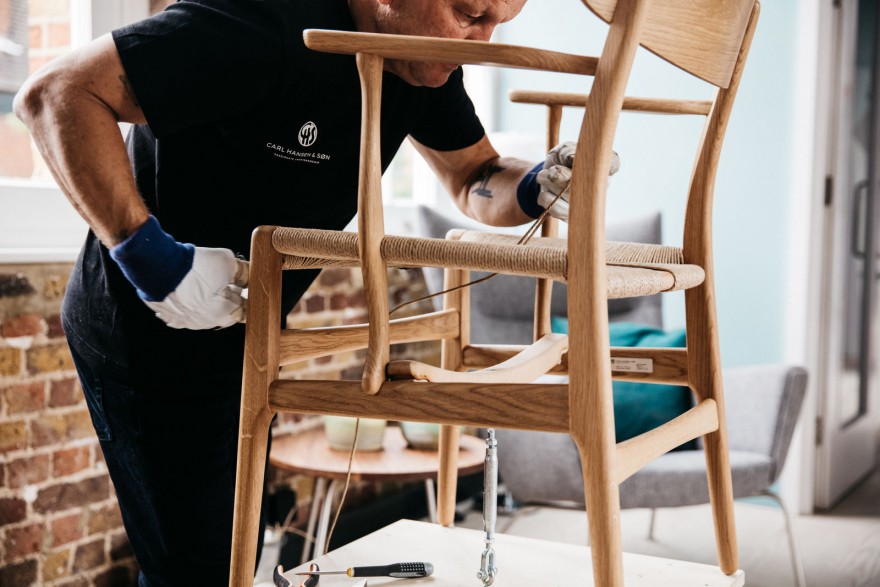 Papierkoord als materiaal voor de zitting van icliische stoelen van de Deense Modernisten 