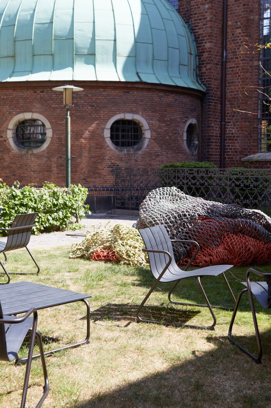 De OC2 tafel en stoelen zijn gemaakt van gerecyclede biervaten van Carlsberg