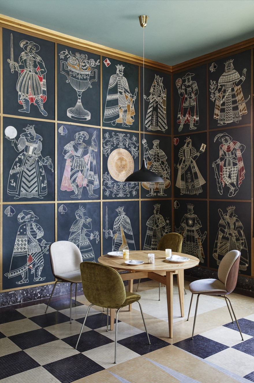 Beetle dining chair rond de B-tafel van Gubi  