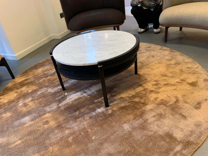 Sideways salontafel met top in witte Carrara marmer 