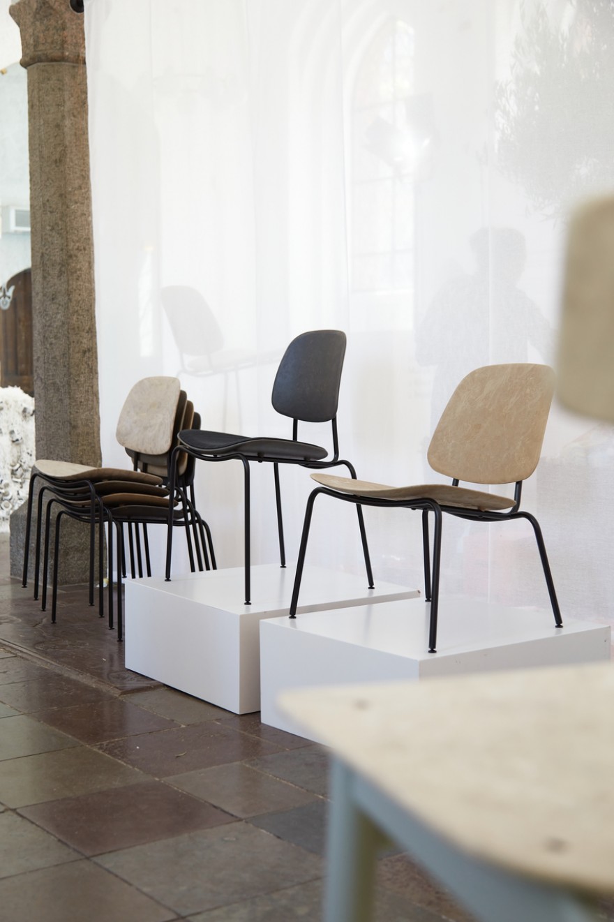 De nieuwe Compound Chair - gemaakt uit afaval - is stapelbaar