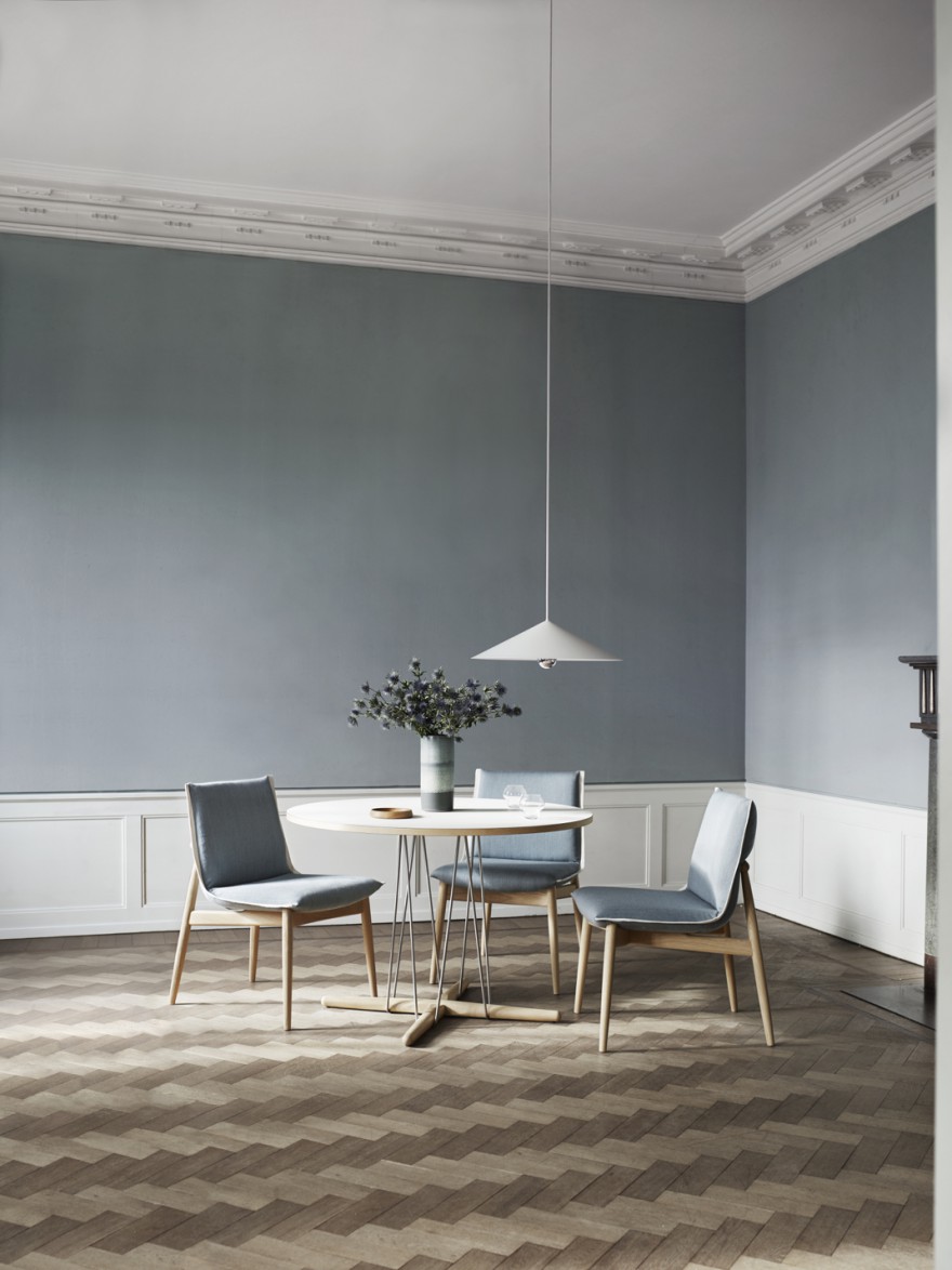 E020 Table ø139,5 cm white laminate - solid wood base