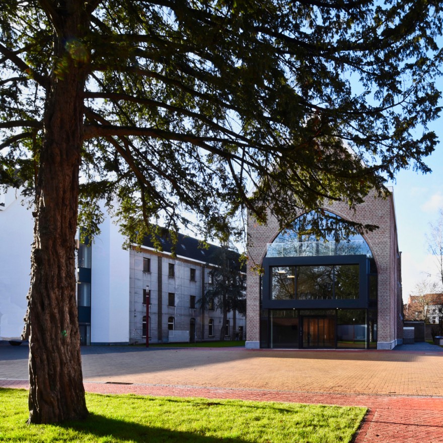 Centrale hedendagse kapel op de site 